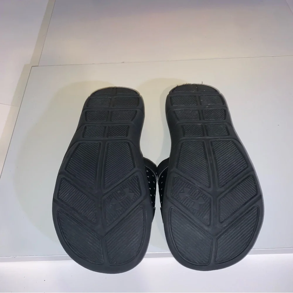 Under Armour Used Size 5Y Youth Great Condition Black and White Sandals / Slides